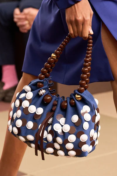 Look 16